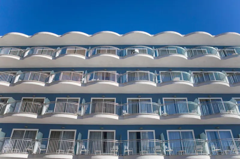 Facade d'un bâtiment avec des balcons et des fenêtres.
