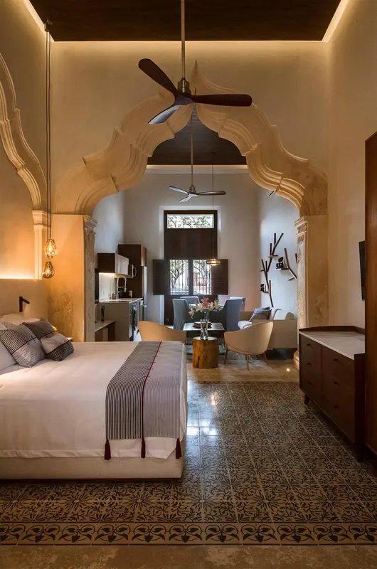 Une chambre lumineuse avec un lit confortable et un espace repas.