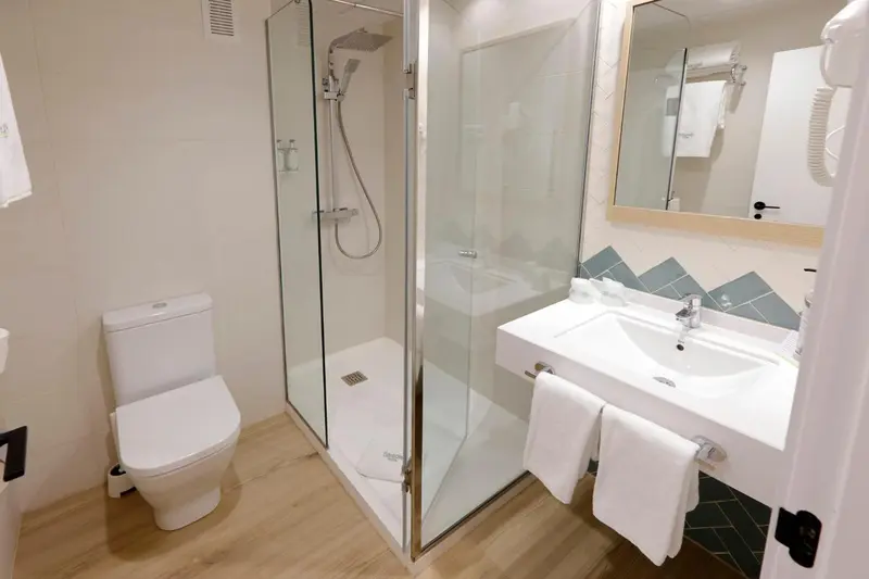 Une salle de bain moderne avec douche à l'italienne et lavabo.