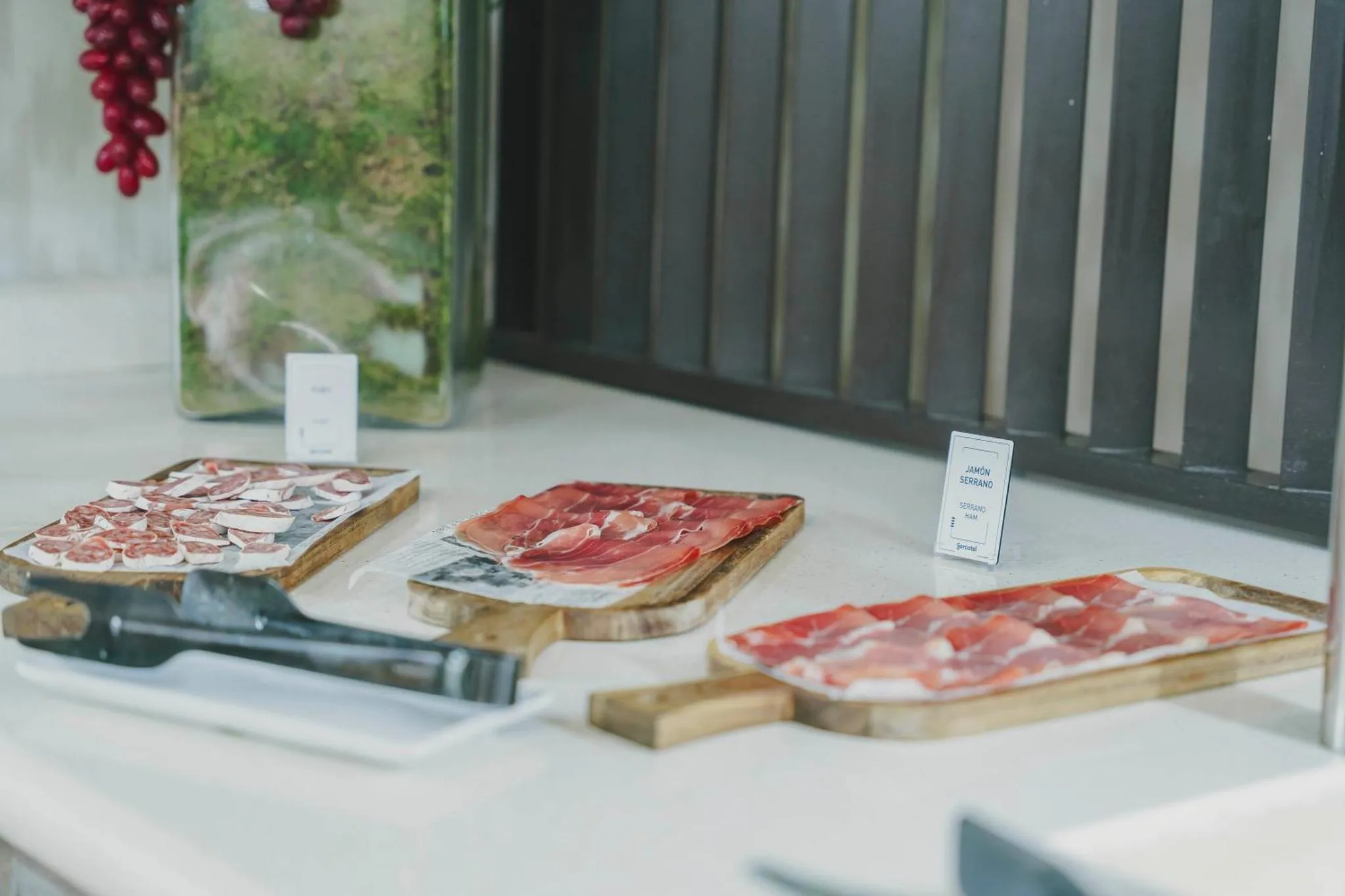 Présentation de charcuterie sur des planches en bois.