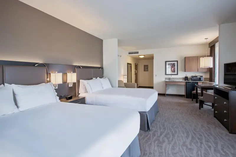 Une chambre d'hôtel avec deux lits et un espace bureau.