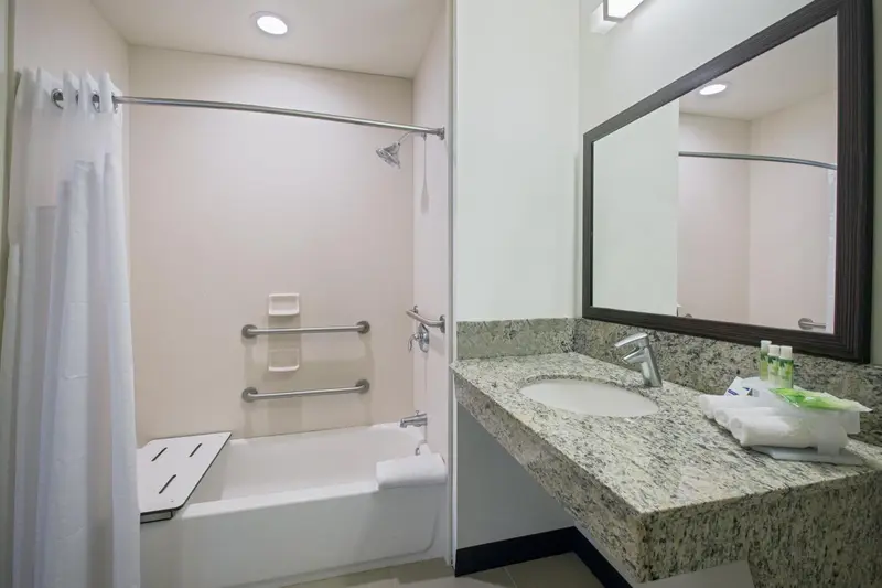 Une salle de bain claire avec une baignoire et un lavabo.