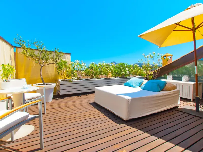 Terrasse aménagée avec mobilier de détente et plantes.