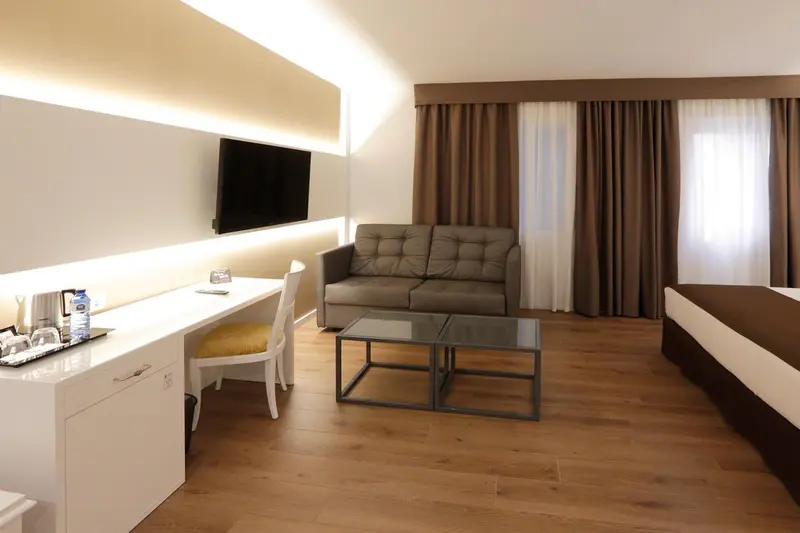 Espace de vie intérieur lumineux avec canapé et bureau.