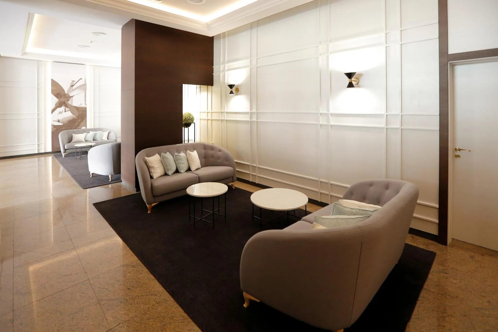 Un espace de détente avec des canapés et des fauteuils confortables.