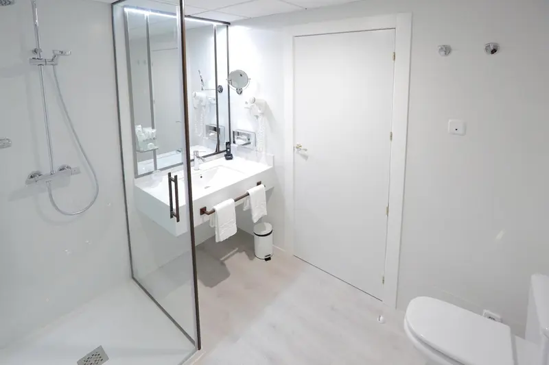 Une salle de bain moderne avec douche à l'italienne et lavabo.