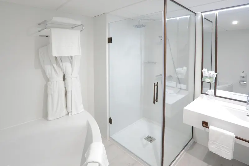 Une salle de bain moderne avec douche à l'italienne et baignoire.