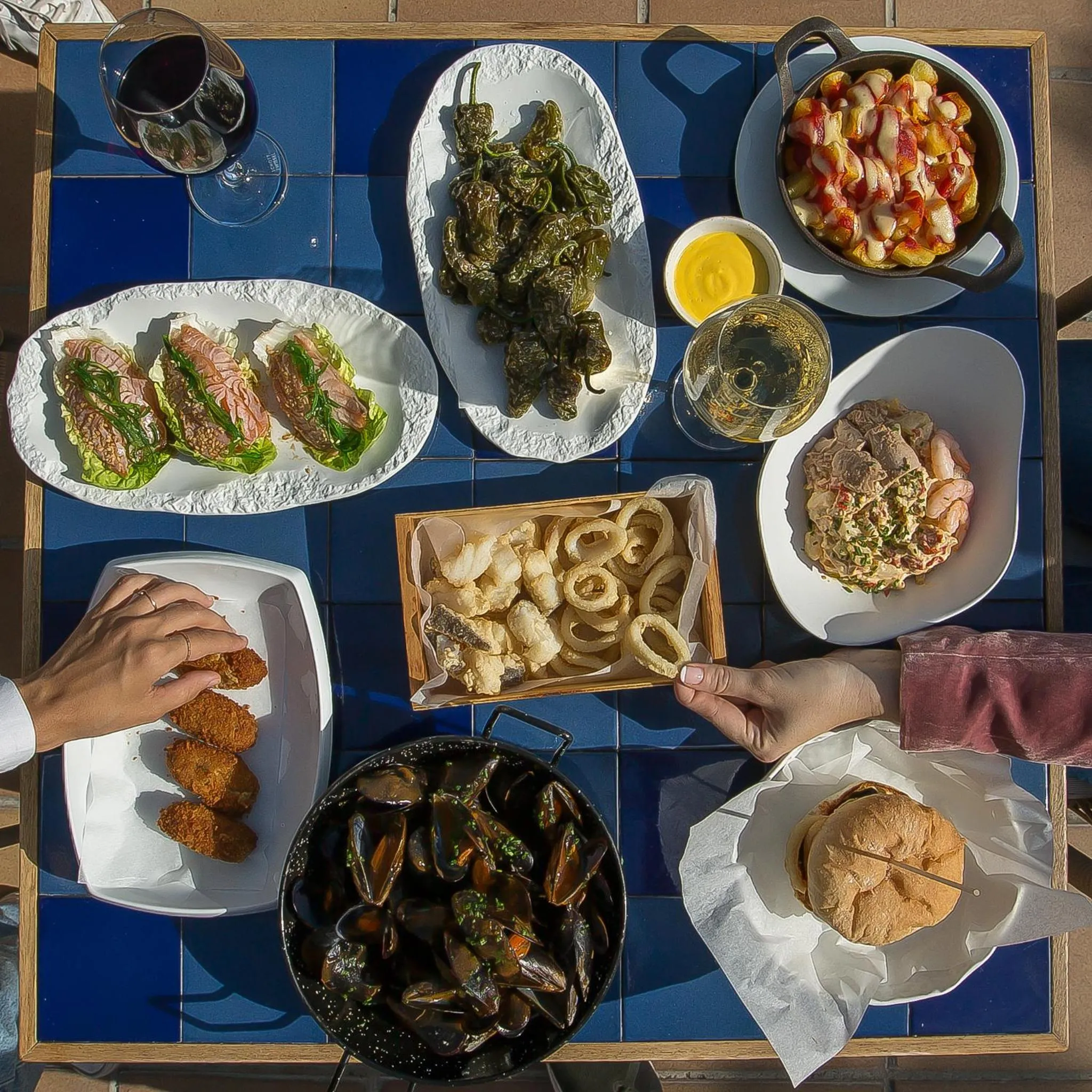 Une table est dressée avec divers plats et boissons.