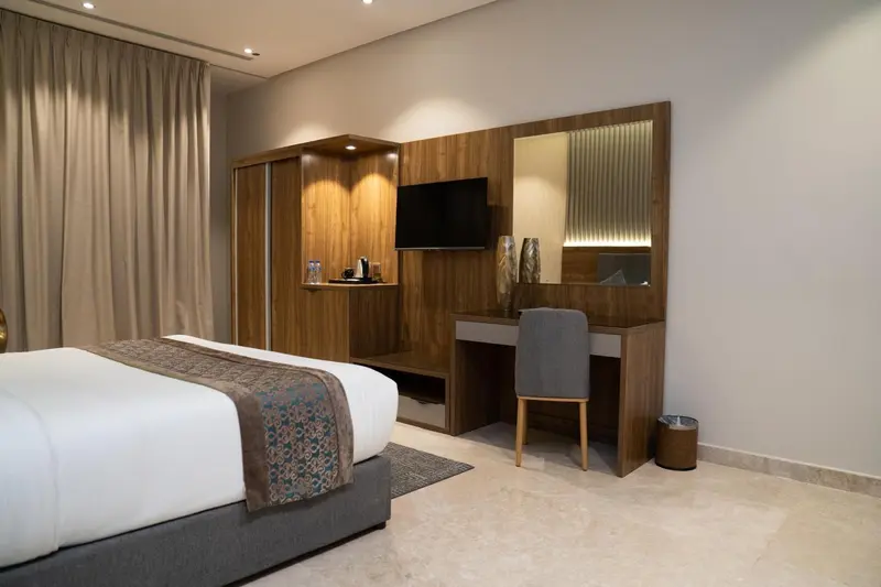 Une chambre d'hôtel moderne avec un lit et un espace bureau.