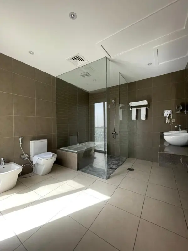 Une salle de bain moderne avec douche à l'italienne et baignoire.