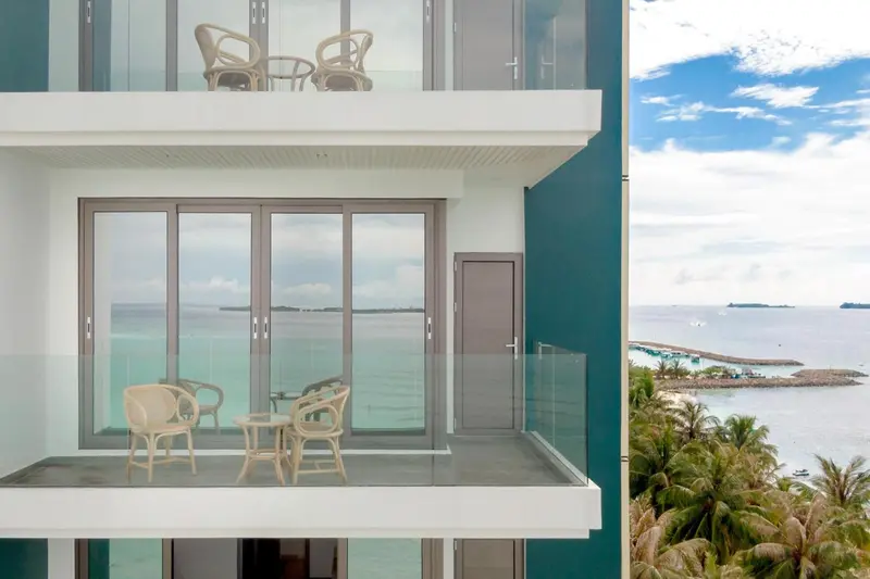 Balcons avec mobilier d'extérieur donnant sur une vue mer dégagée.