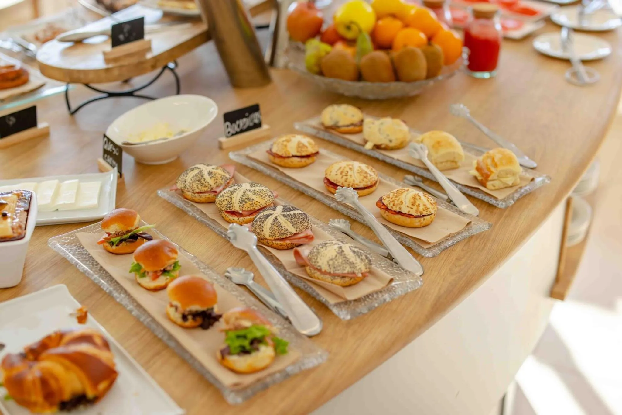Une table garnie de viennoiseries et de petits-déjeuners.