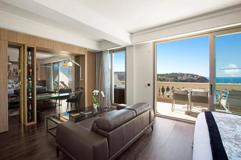 Un salon moderne s'ouvre sur une terrasse avec vue sur la mer.