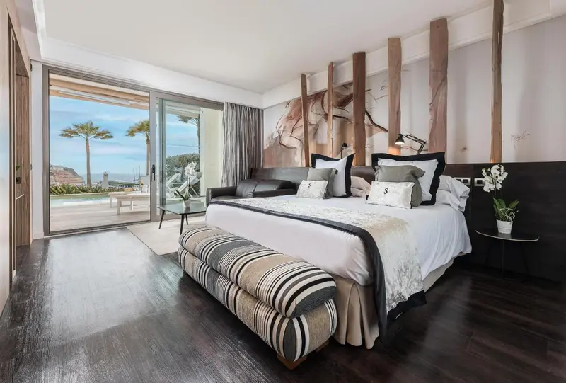 Une chambre spacieuse avec un grand lit et une vue sur la mer.