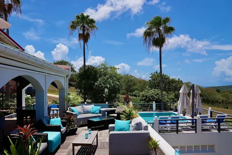 Terrasse aménagée avec salon et petite piscine.