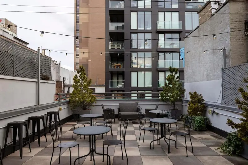 Une cour intérieure aménagée avec des tables et des chaises.