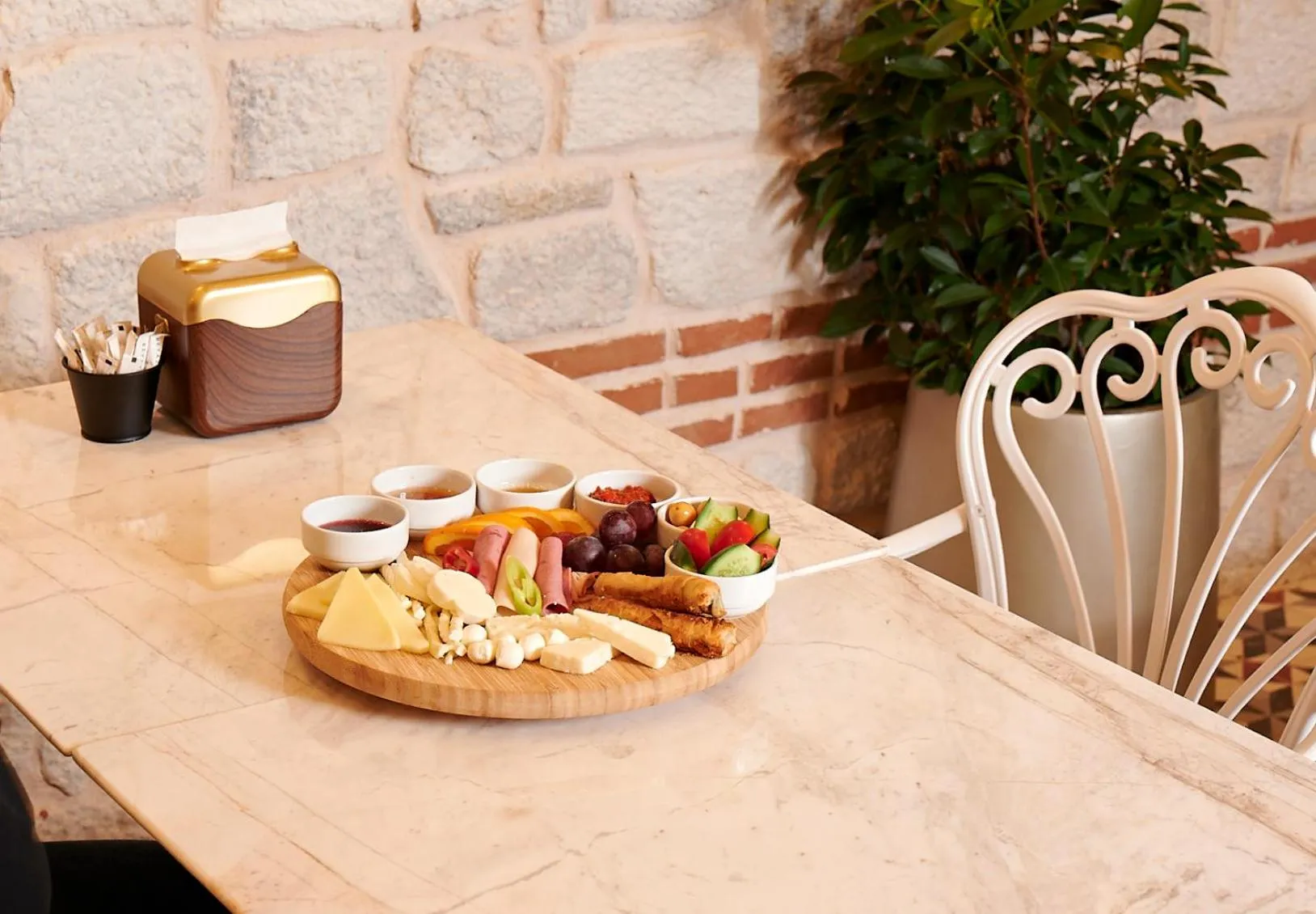 Une table est dressée avec un plateau de nourriture variée.