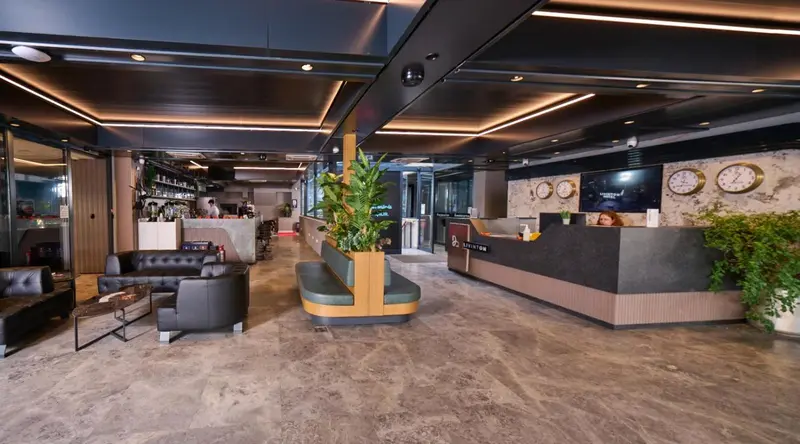 Hall d'accueil moderne avec comptoir et assises confortables.