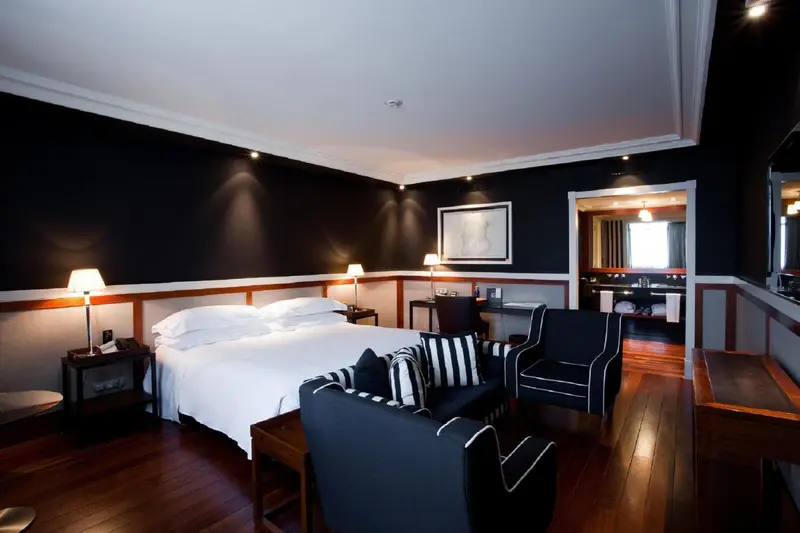 Une chambre moderne avec un grand lit et un coin salon.