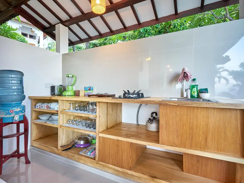 Une cuisine moderne avec un plan de travail en bois et des appareils électroménagers.