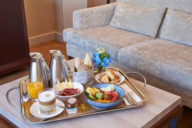 Un plateau de petit-déjeuner est servi sur une table basse devant un canapé.
