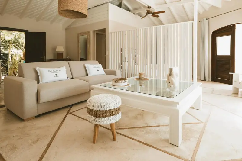 Un salon clair et spacieux avec un canapé et une table basse.
