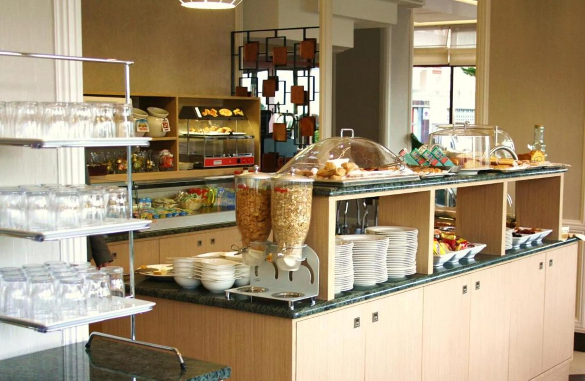 Un buffet propose une variété de plats et de boissons.