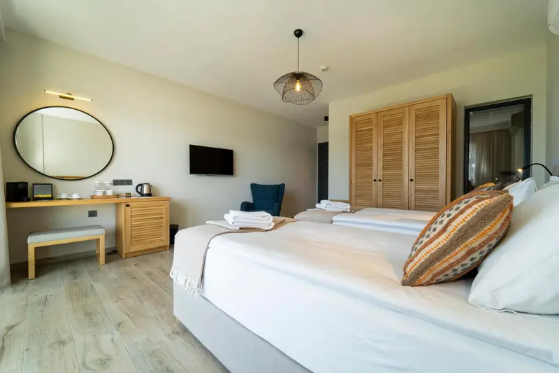 Une chambre lumineuse avec un lit double et un espace détente.