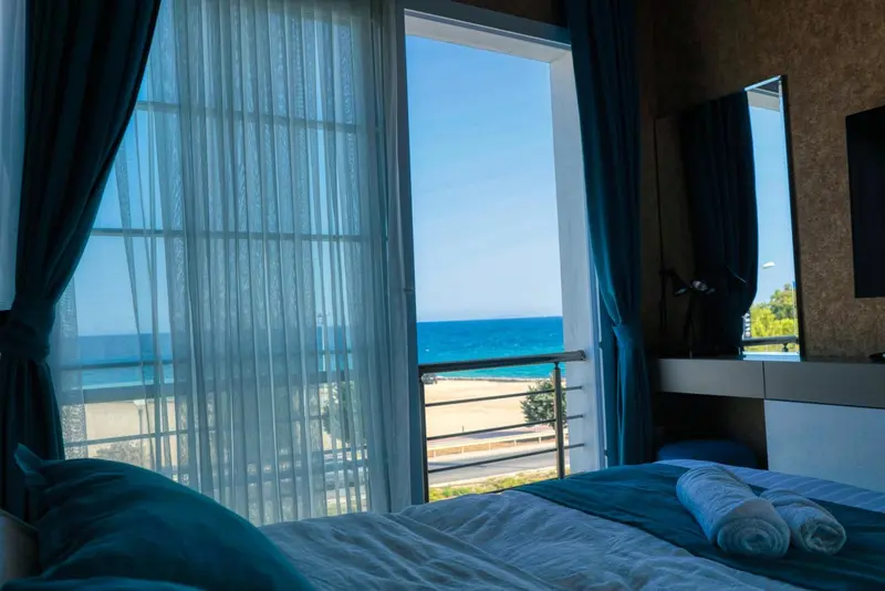 Vue sur la mer depuis une chambre d'hôtel.