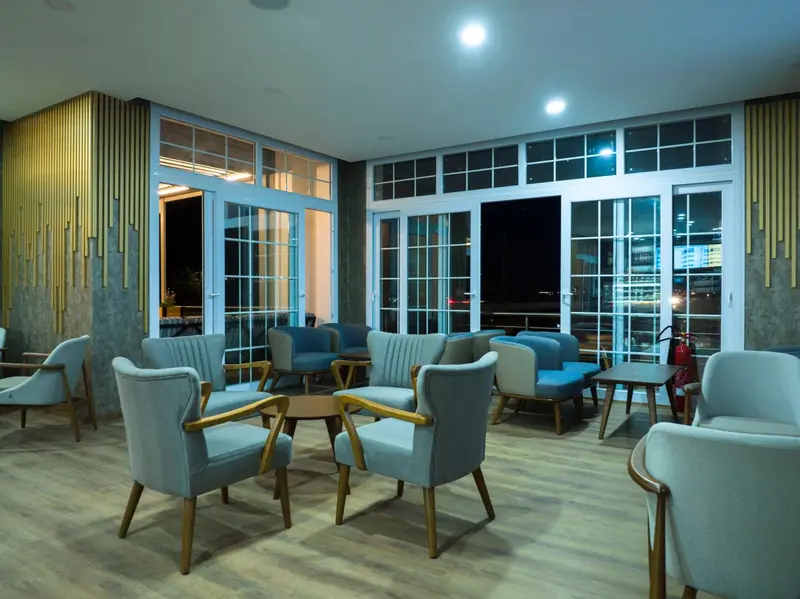 Un espace de détente intérieur avec des fauteuils et des tables basses.