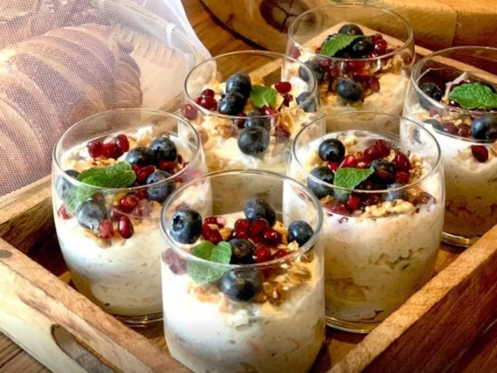 Présentation de desserts individuels aux fruits frais et noix.