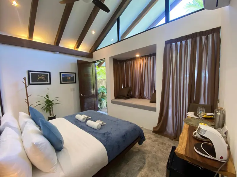 Une chambre lumineuse avec un grand lit et une décoration sobre.