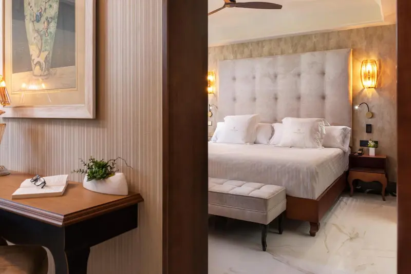 Une chambre avec un grand lit et une décoration soignée.