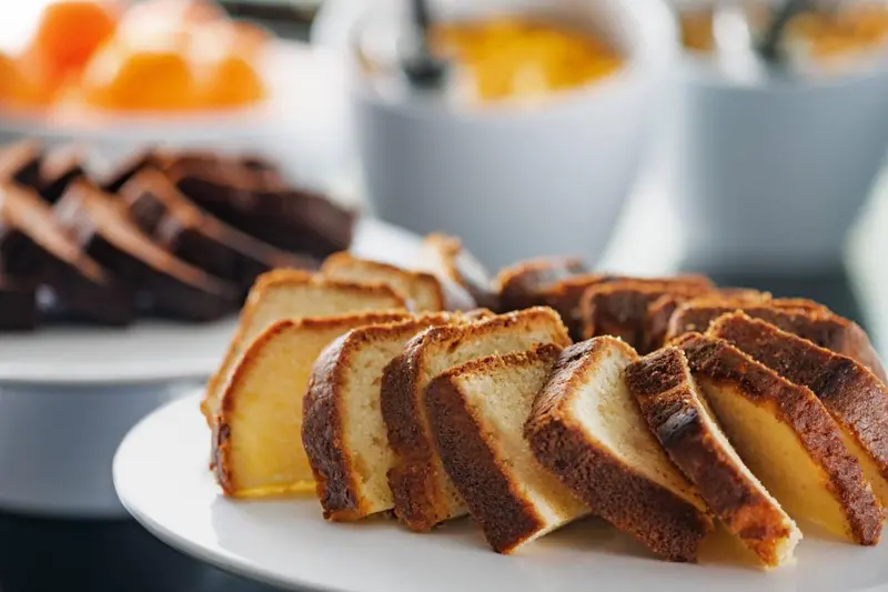 Assortiment de pâtisseries et de viennoiseries présentées sur un buffet.
