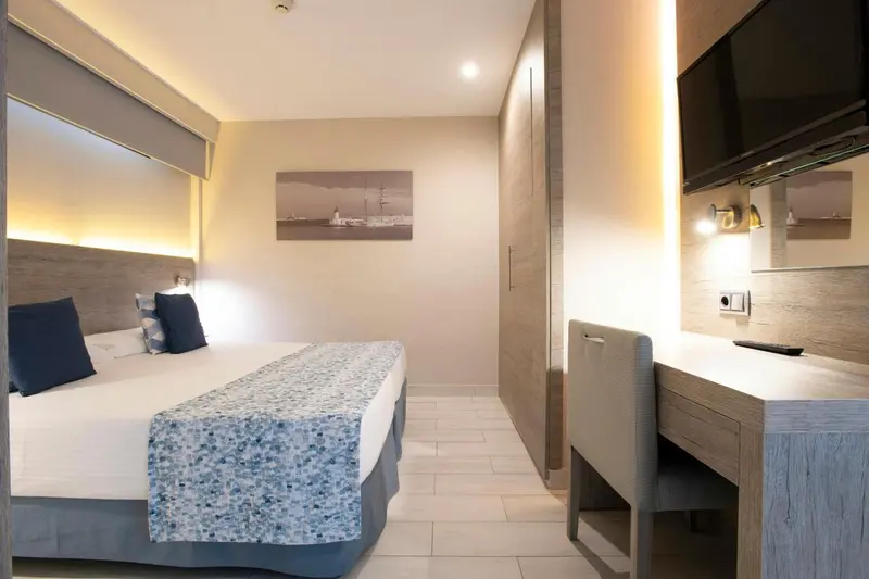Une chambre d'hôtel moderne avec un grand lit et un bureau.