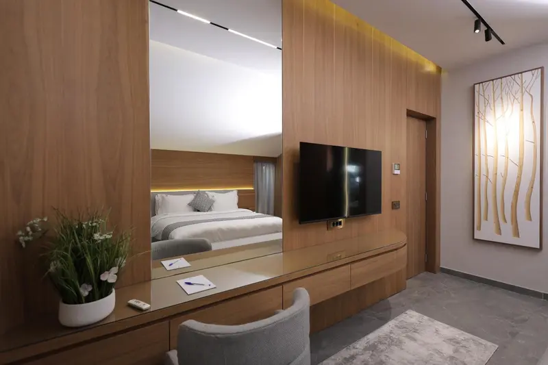 Une chambre moderne avec un grand lit et un mur en bois.