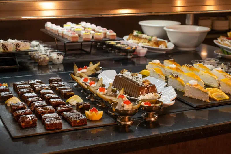 Présentation de desserts variés sur un buffet.