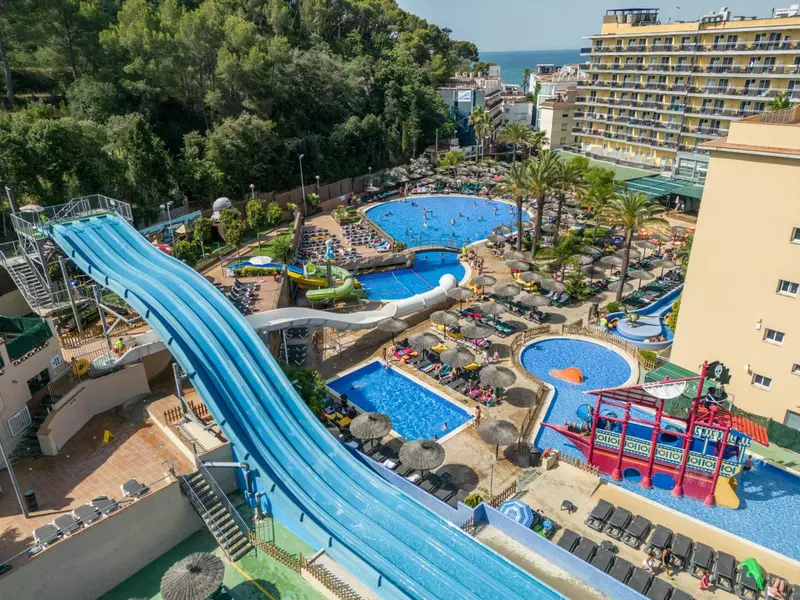Vue aérienne d'un complexe hôtelier avec toboggans aquatiques et piscines.