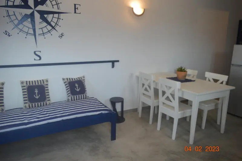 Espace de vie intérieur avec canapé et table à manger.