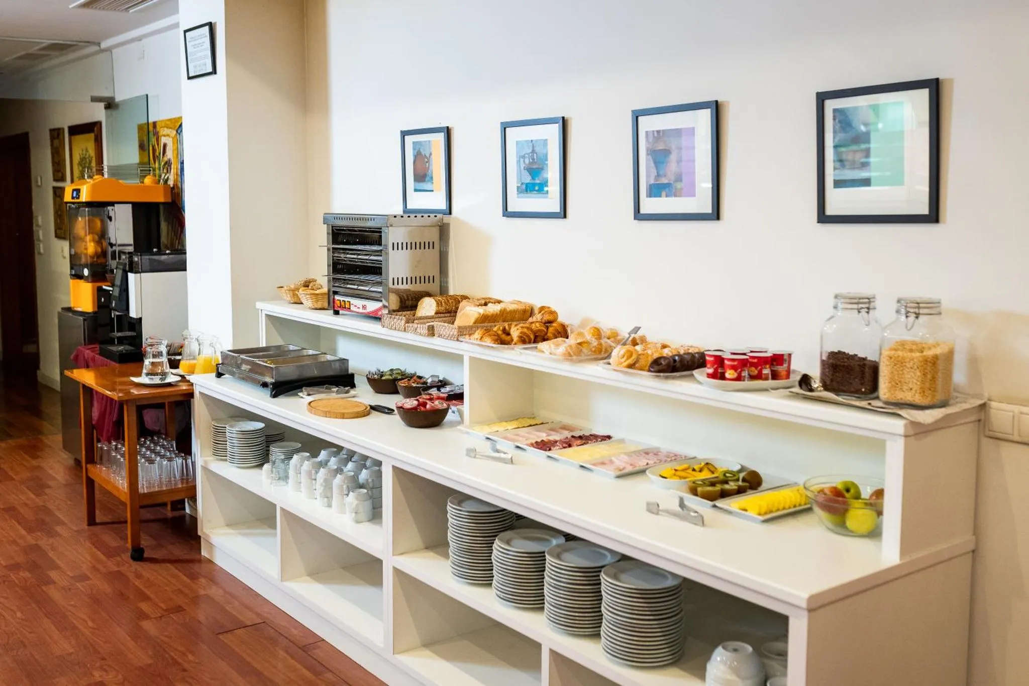Un buffet propose des viennoiseries, des fruits et des boissons.