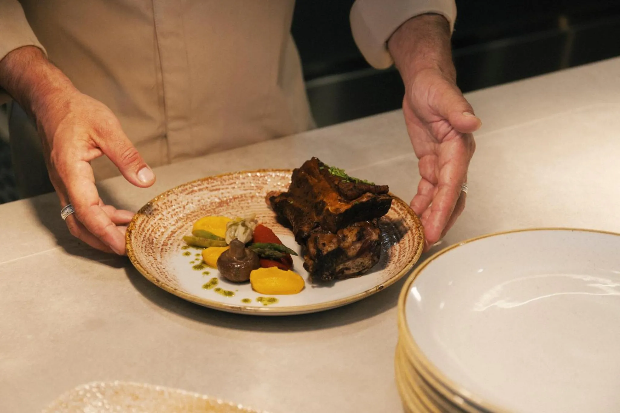 Un plat de viande grillée est présenté sur une assiette.