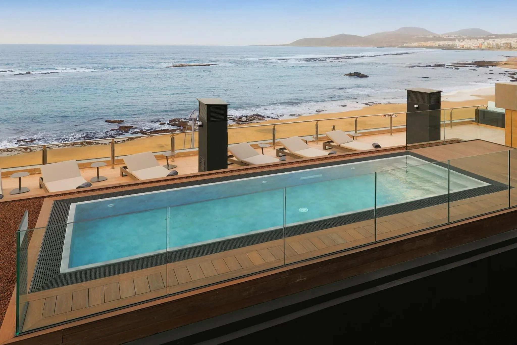 Terrasse avec piscine et vue sur la mer.