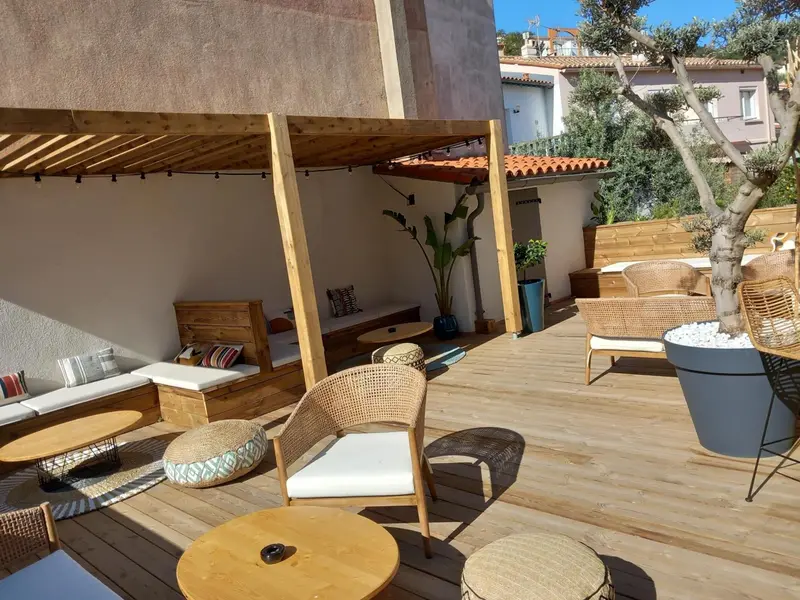 Espace extérieur aménagé avec des assises et des tables basses.