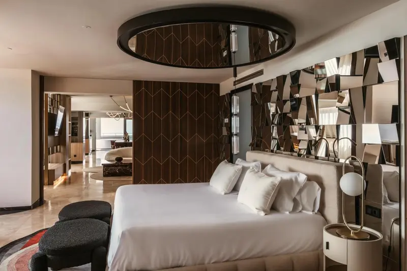 Une chambre moderne avec un grand lit et un design intérieur original.