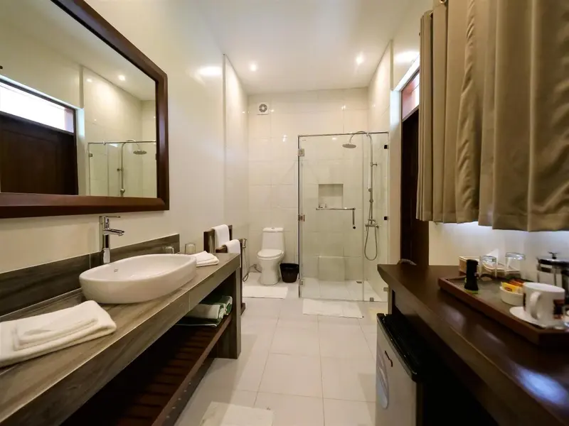 Une salle de bain moderne avec douche à l'italienne et lavabo.