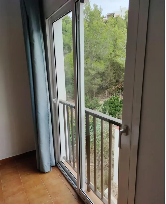 Vue sur la végétation depuis un balcon avec garde-corps.