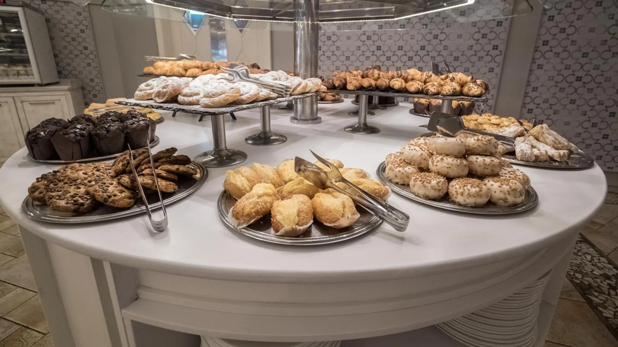 Un buffet propose une variété de pâtisseries et de viennoiseries.
