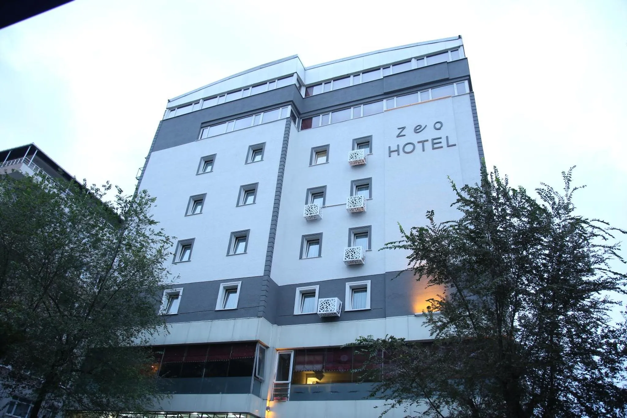 Facade d'un immeuble moderne avec des fenêtres et des balcons.