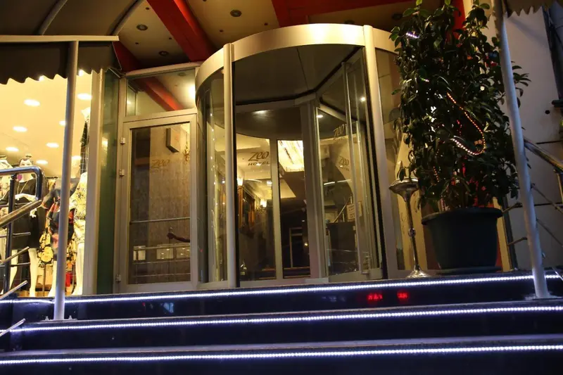 Entree d'un etablissement avec des portes automatiques et un escalier.