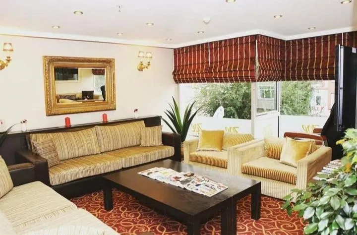 Un espace de détente intérieur avec canapés et table basse.
